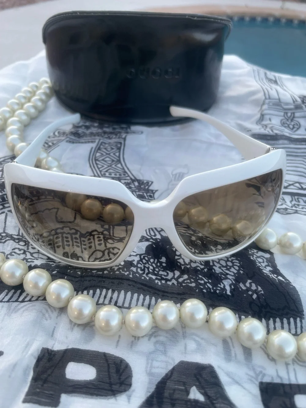 Gucci White Horsebit Sunglasses Oversized Gradient Lens  display picture 2